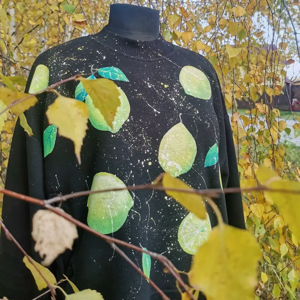 Крупный план: детали росписи, блики и текстура кожуры лимона.